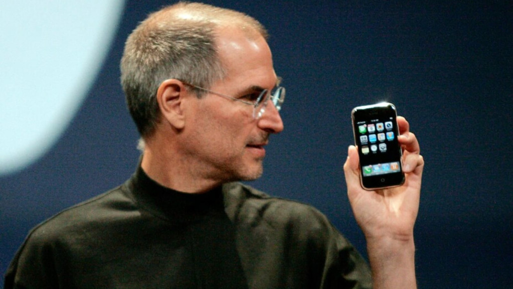 steve-jobs-iphone.jpeg